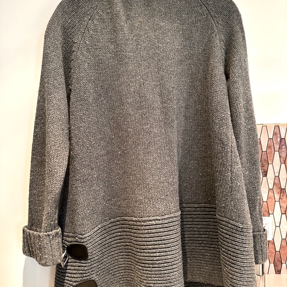 Cross over heavy weight sweater - Picture 2 of 2